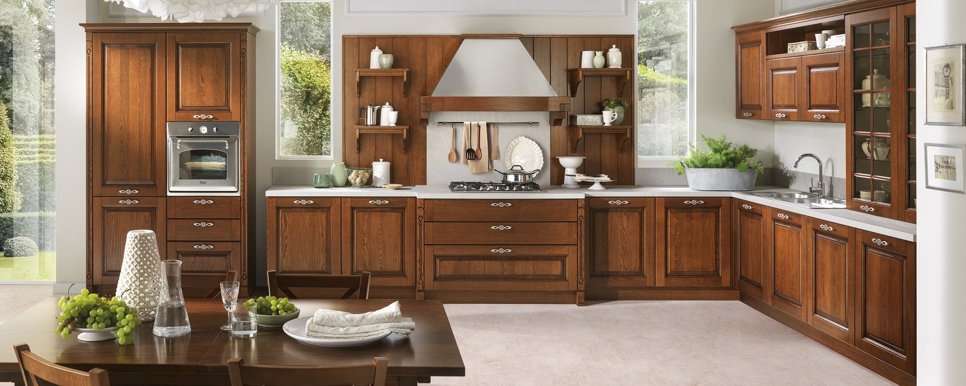 vista frontale di una cucina classica in legno con arredo