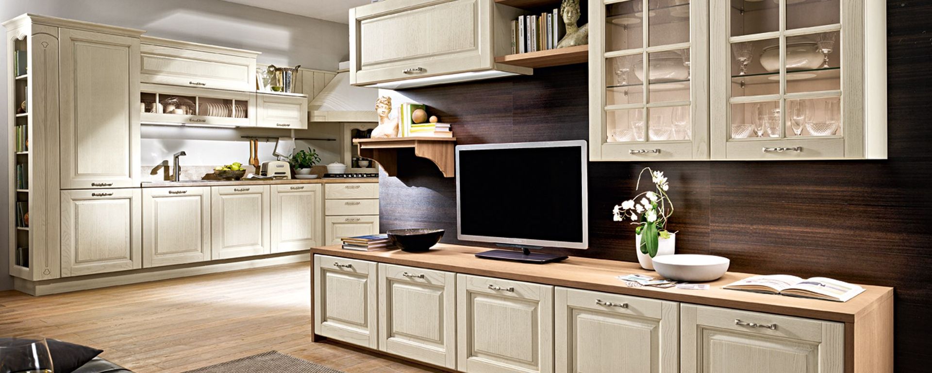vista di una cucina stosa classica con televisione su un bancone e arredamenti -Bolgheri