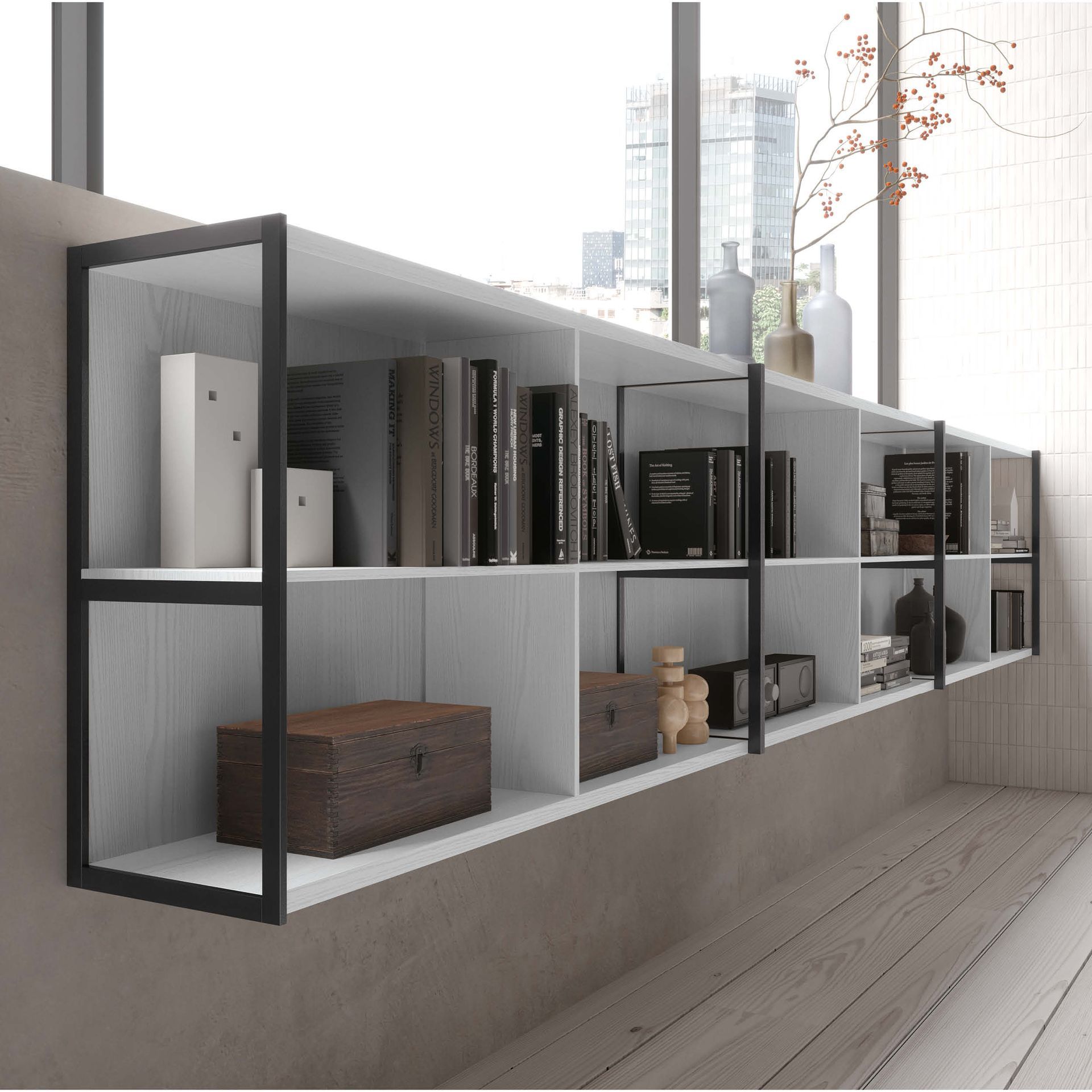 Uno scaffale con libri e sopra un baule