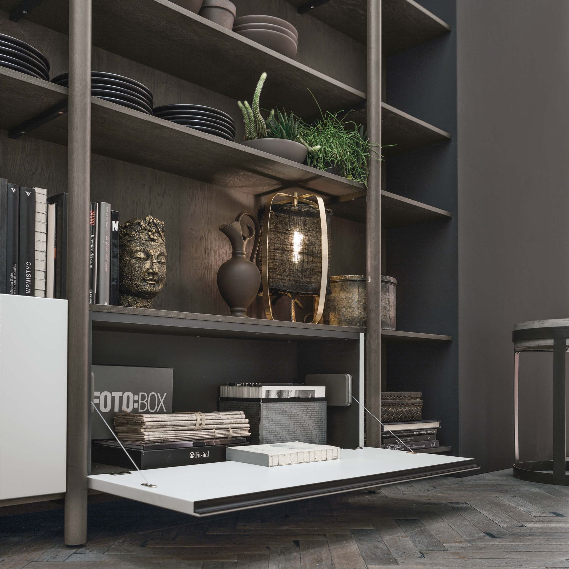 Una libreria con sopra la parola foto