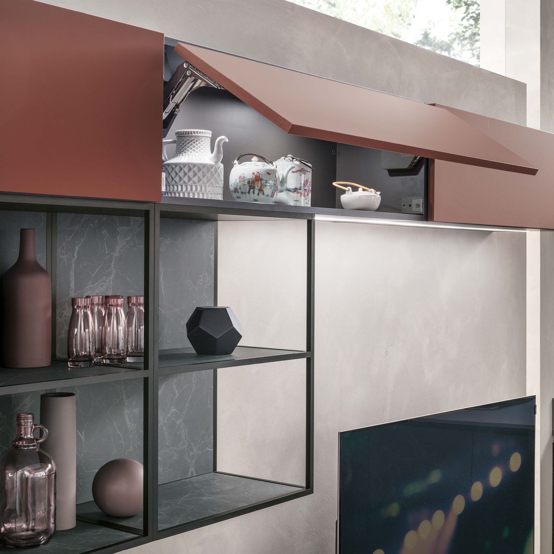 Un soggiorno con uno scaffale pieno di vasi e bicchieri