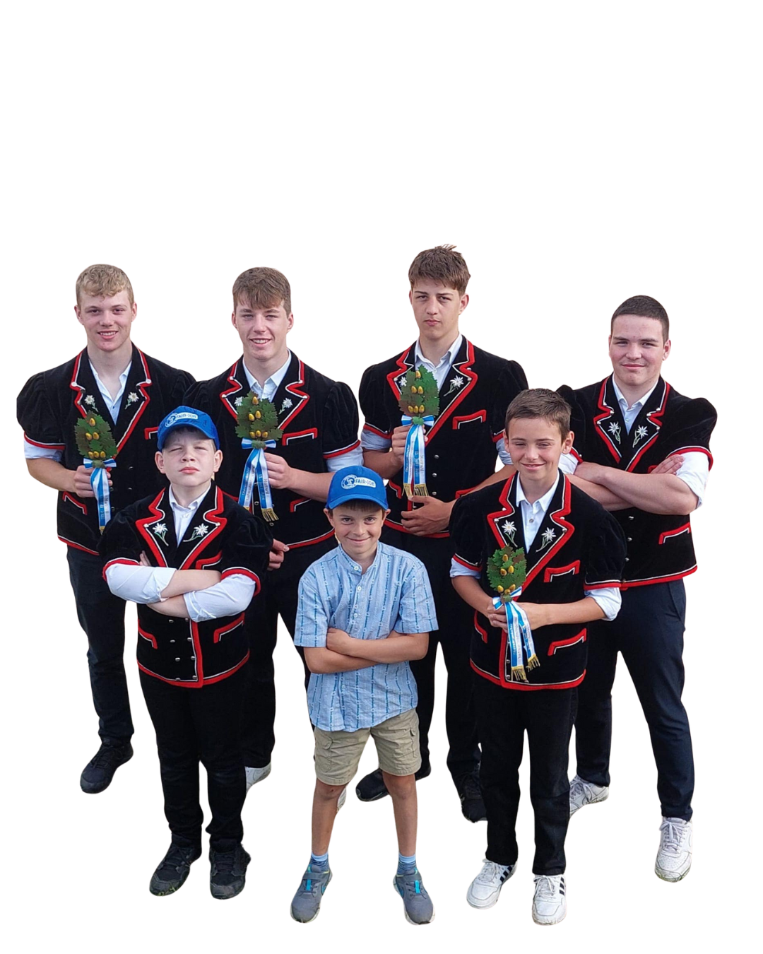 Sieben Personen in traditionellen schwarz-roten Gewändern halten Auszeichnungen in den Händen und lächeln.