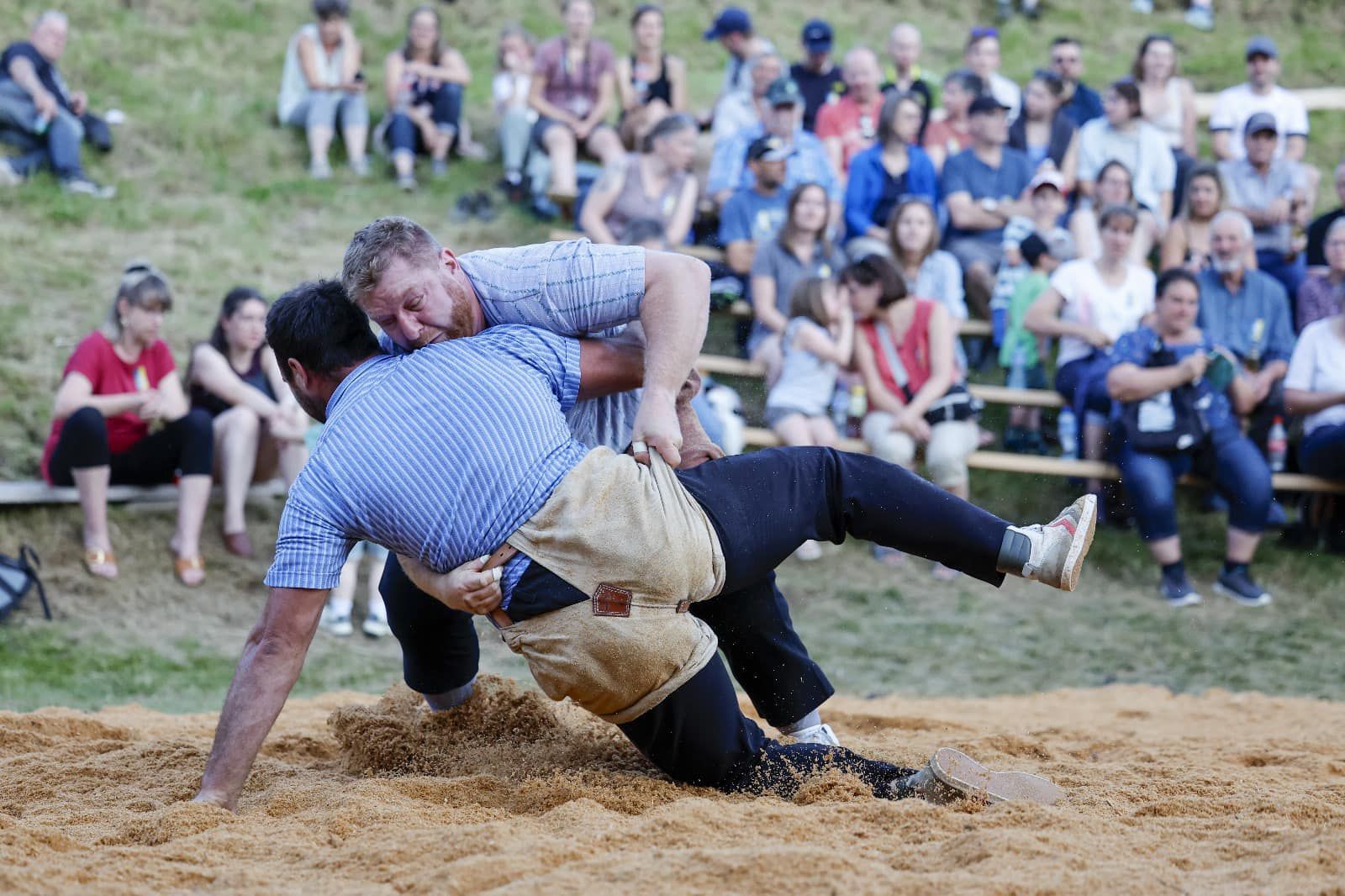 Zwei Schwinger im Sägemehl, Zuschauer beobachten das Geschehen.