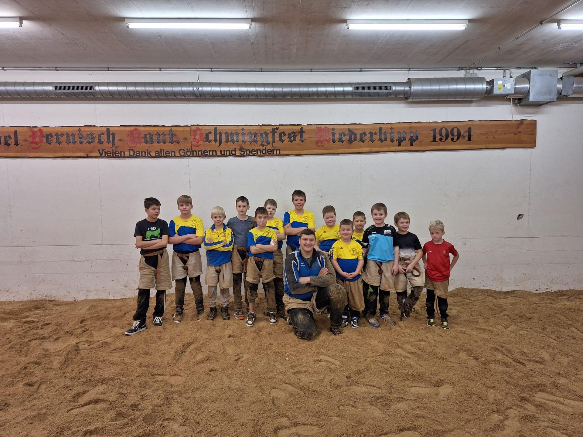 Eine Gruppe Jungschwinger posiert im Schwingkeller in Langenthal