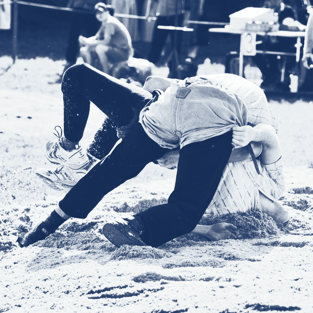 Zwei Männer Schwingen; die Beine des einen sind angehoben, die des anderen sind vorgebeugt.