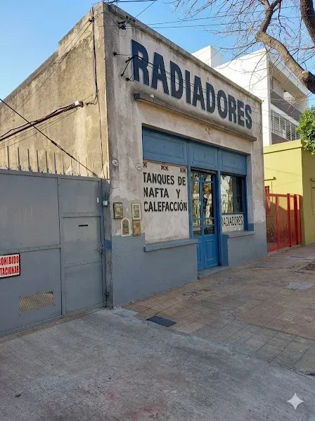 Fachada de tienda con un gran letrero que dice 