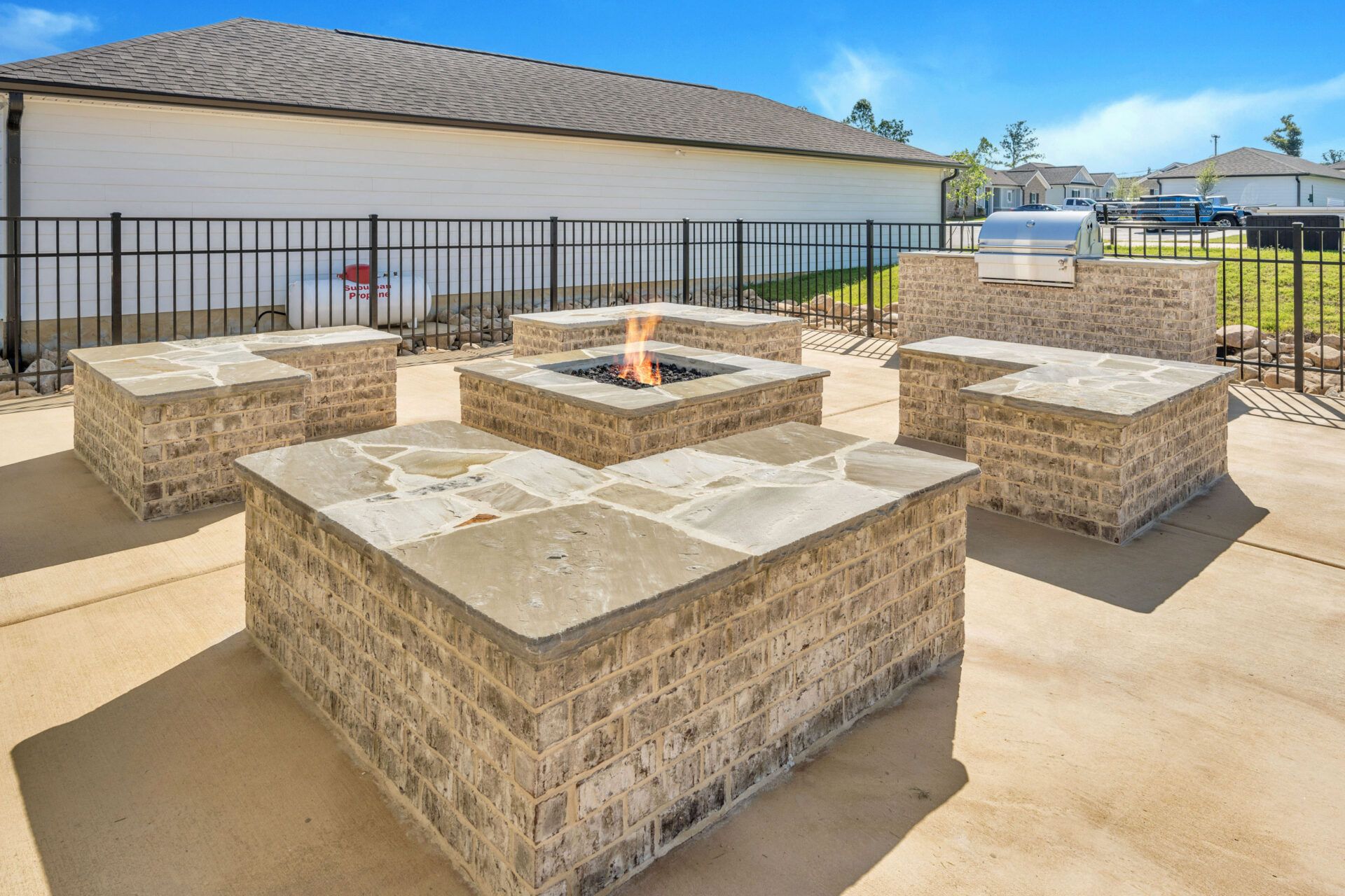 There is a fire pit in the middle of the patio at Ashford Villas in Chattanooga, TN.