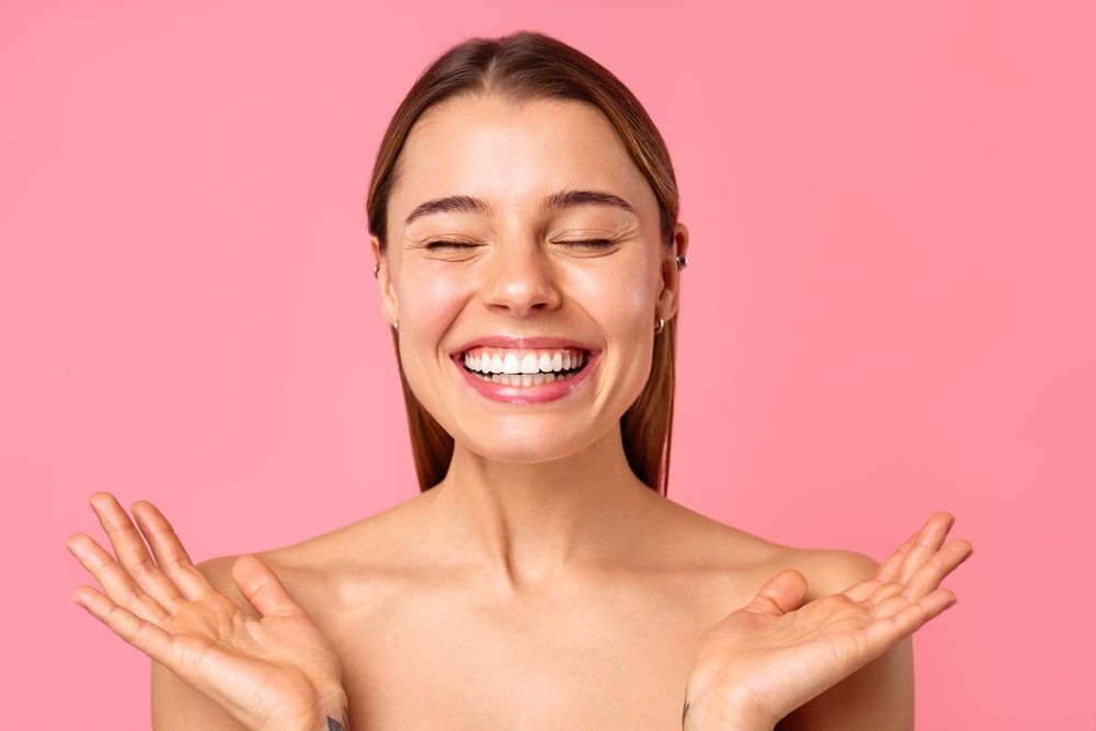 A woman is getting a botox injection in her forehead.