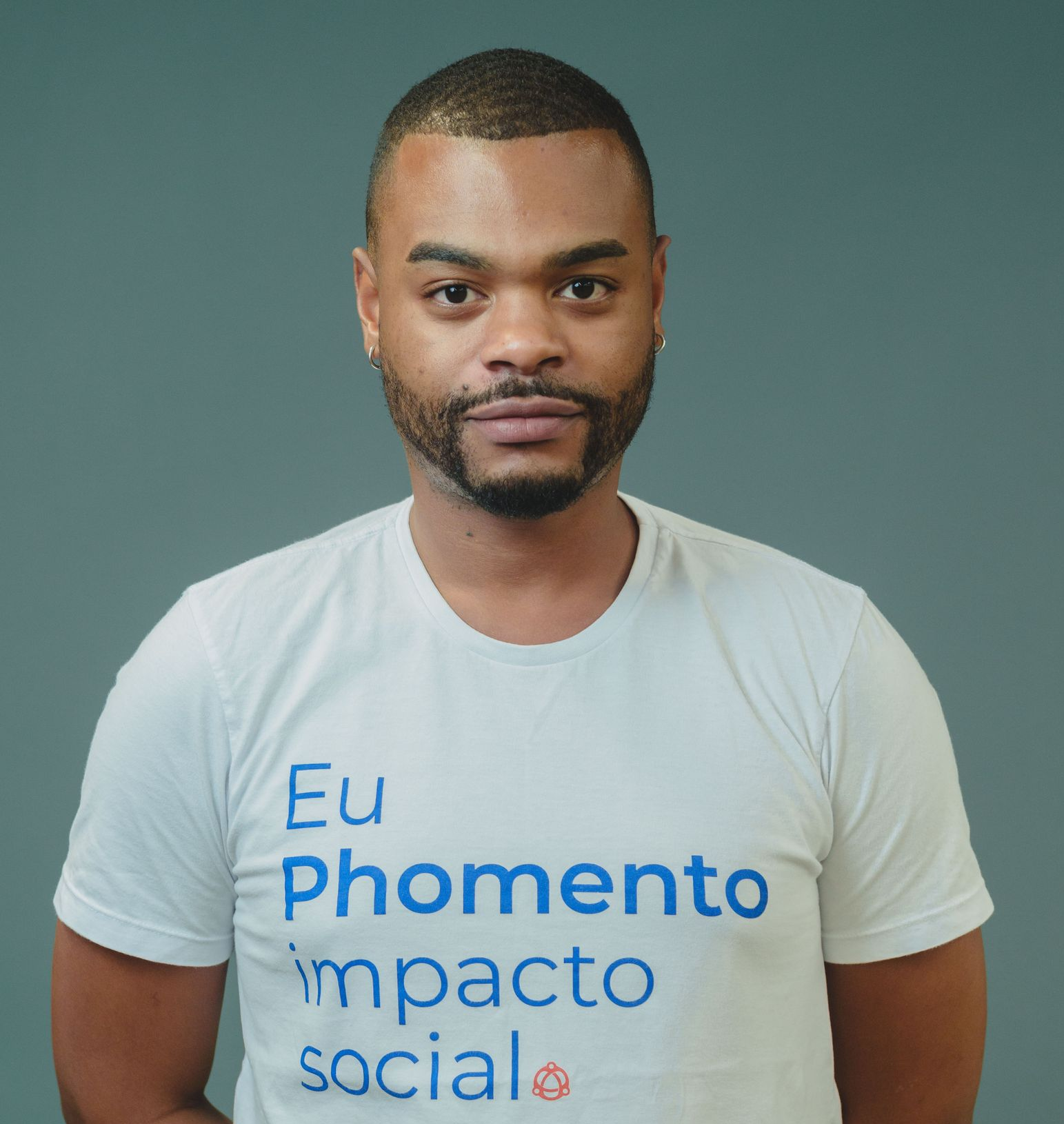 Homem de camiseta preta com o slogan 