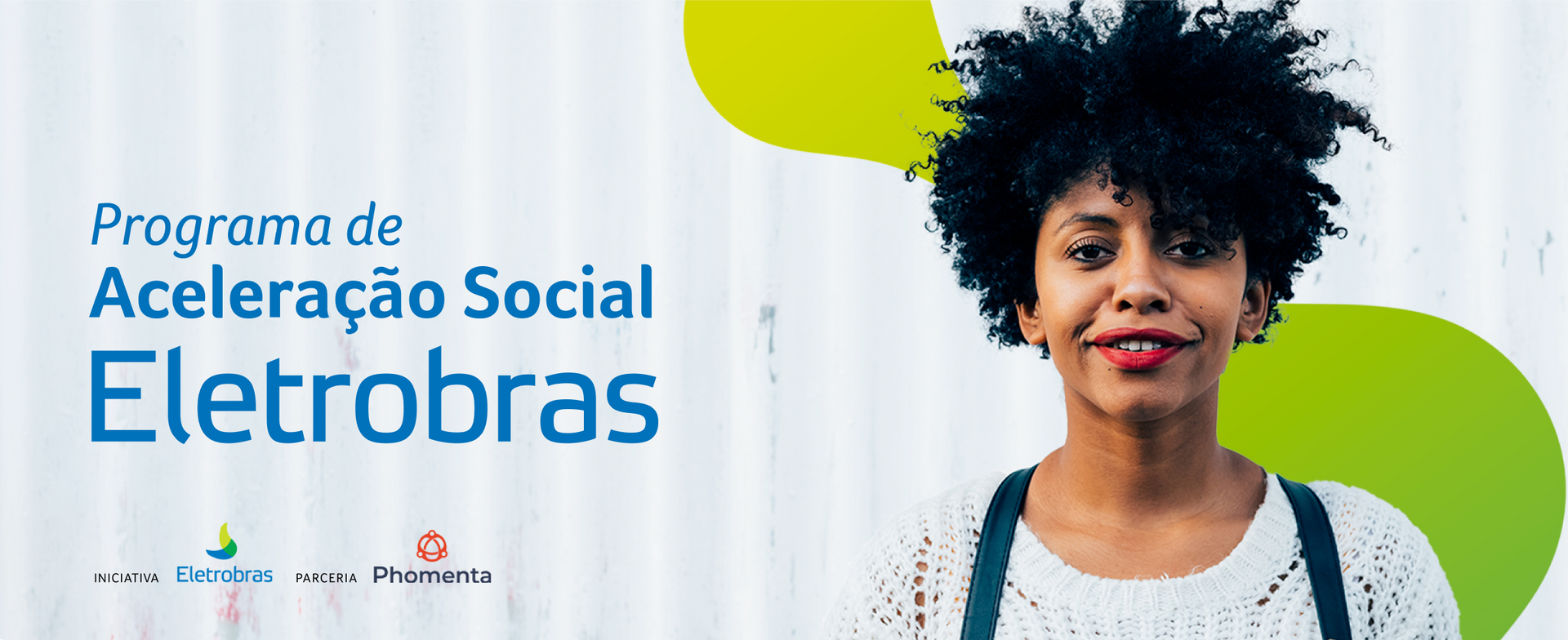 Uma mulher sorrindo com a escita Programa de Aceleração Social Eletrobras