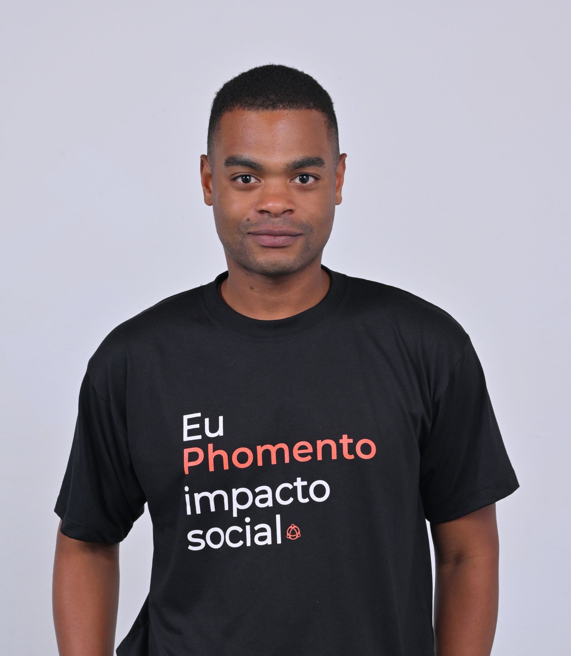 Homem de camiseta preta com o slogan 