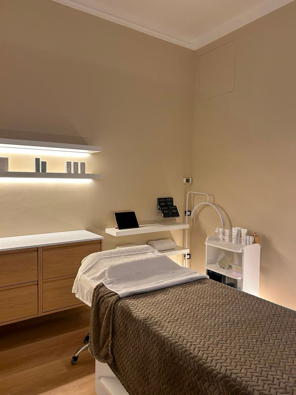 Erbe botaniche e flacone contagocce su lino naturale