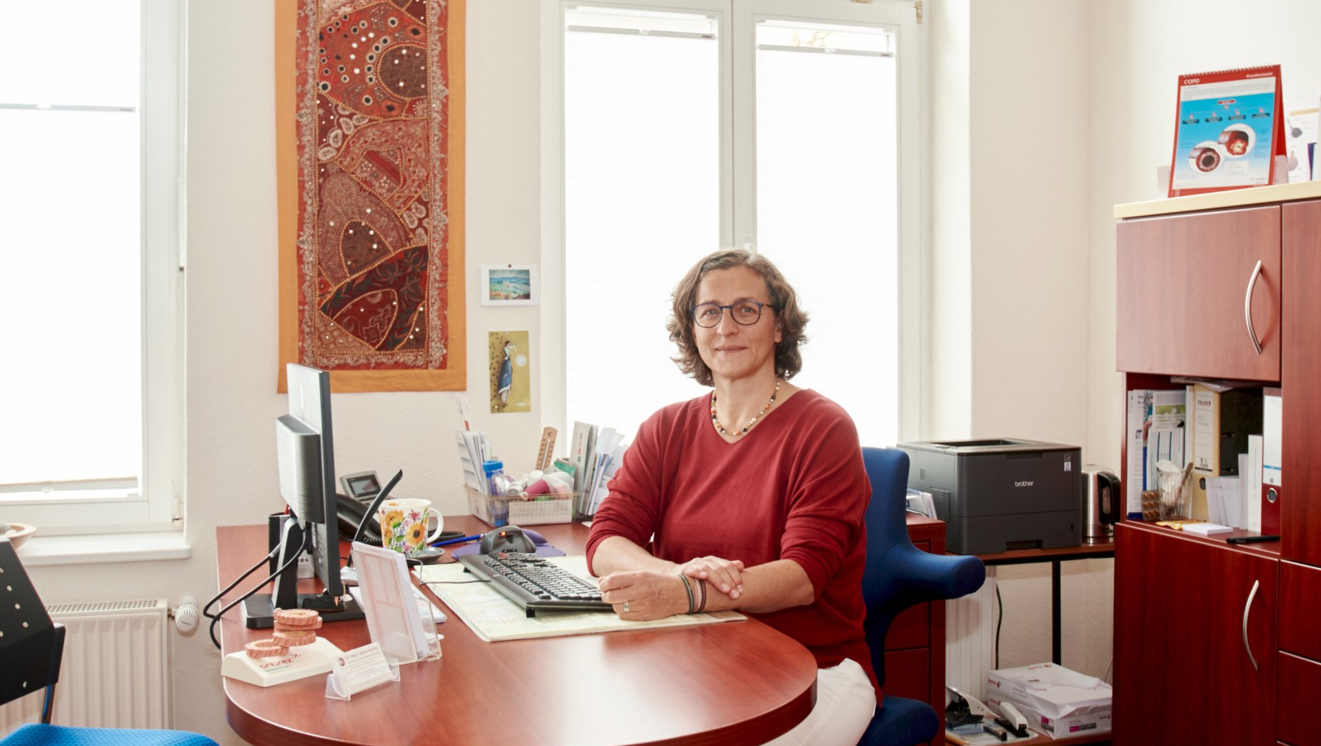 Frau Dr. med. Hering in einem Ihrer Behandlungszimmer