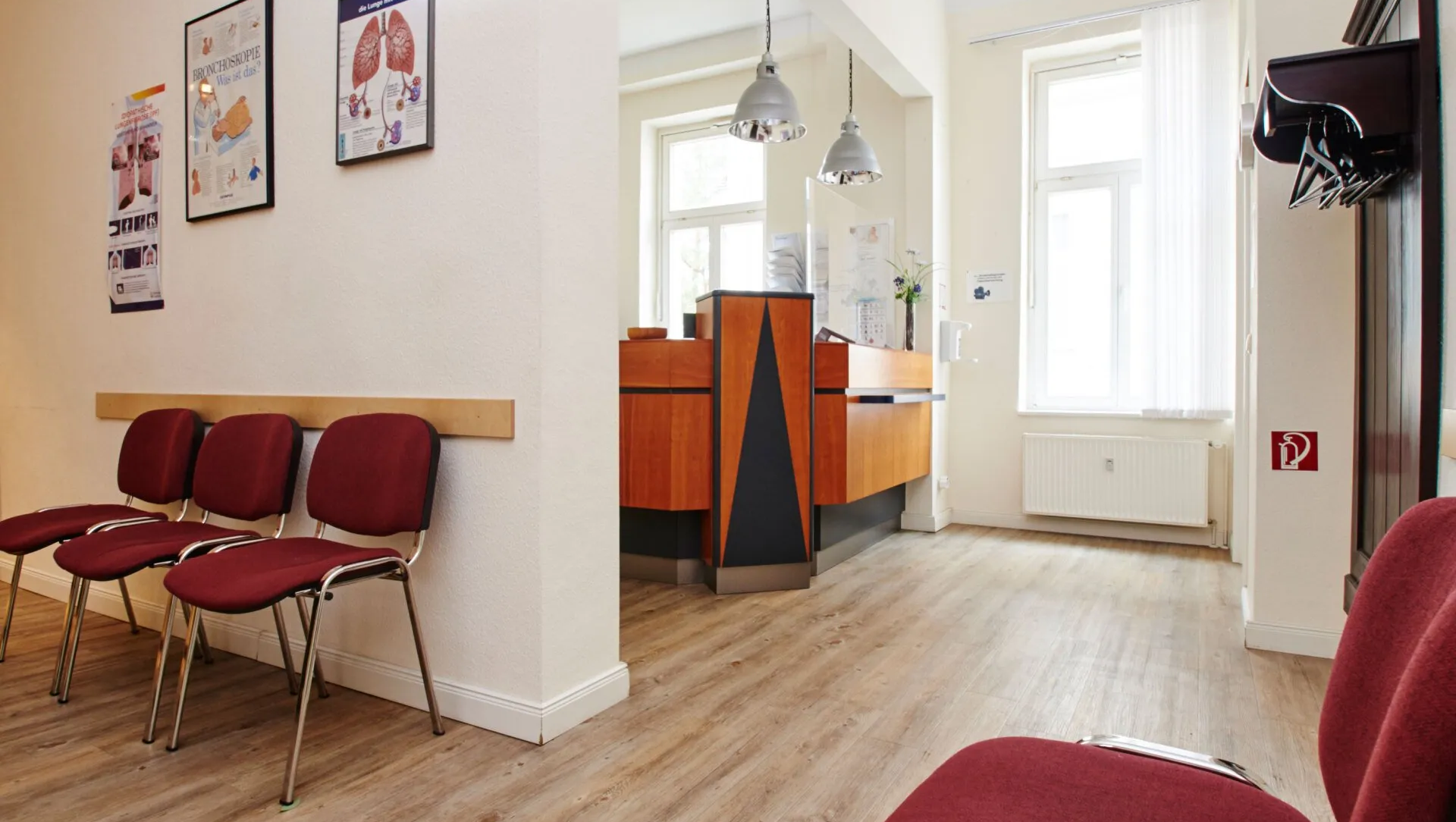 Blick aus dem Wartebereich in Richtung Thresen