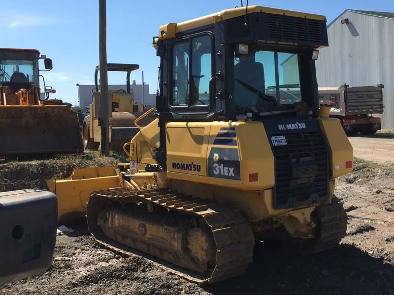 Un bulldozer Komatsu est garé dans un terrain sale