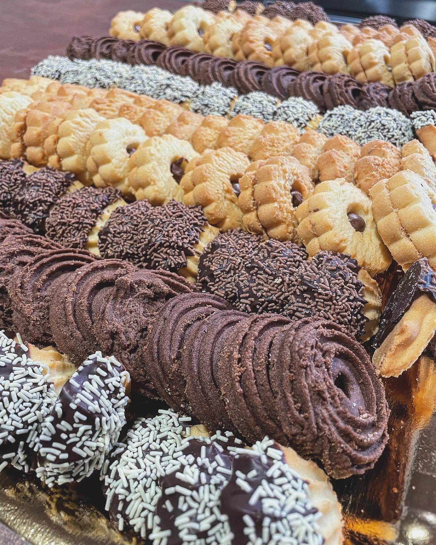 Una forchetta e un cucchiaio sono su un piatto su un tavolo.