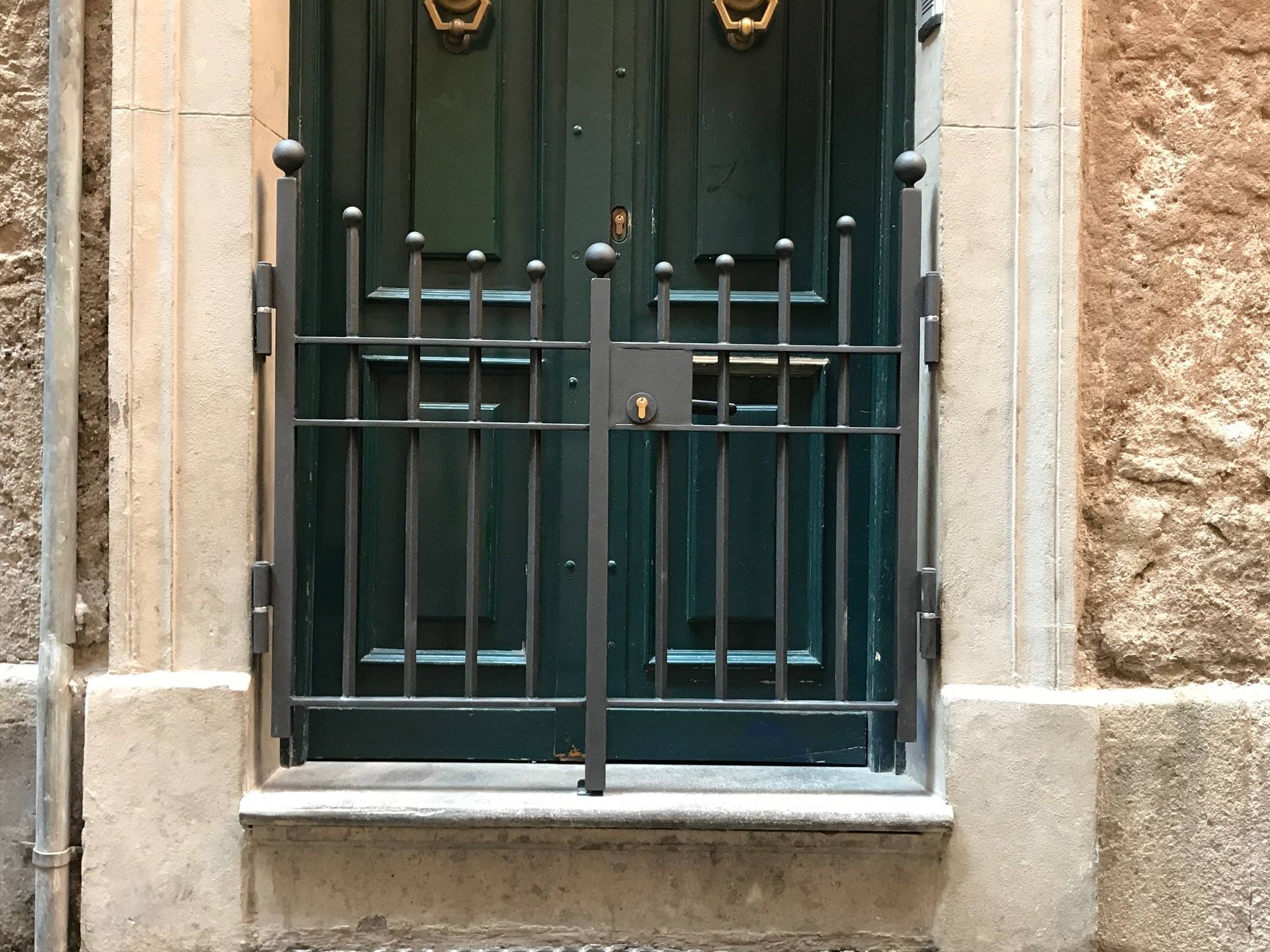 Portone con inferriata