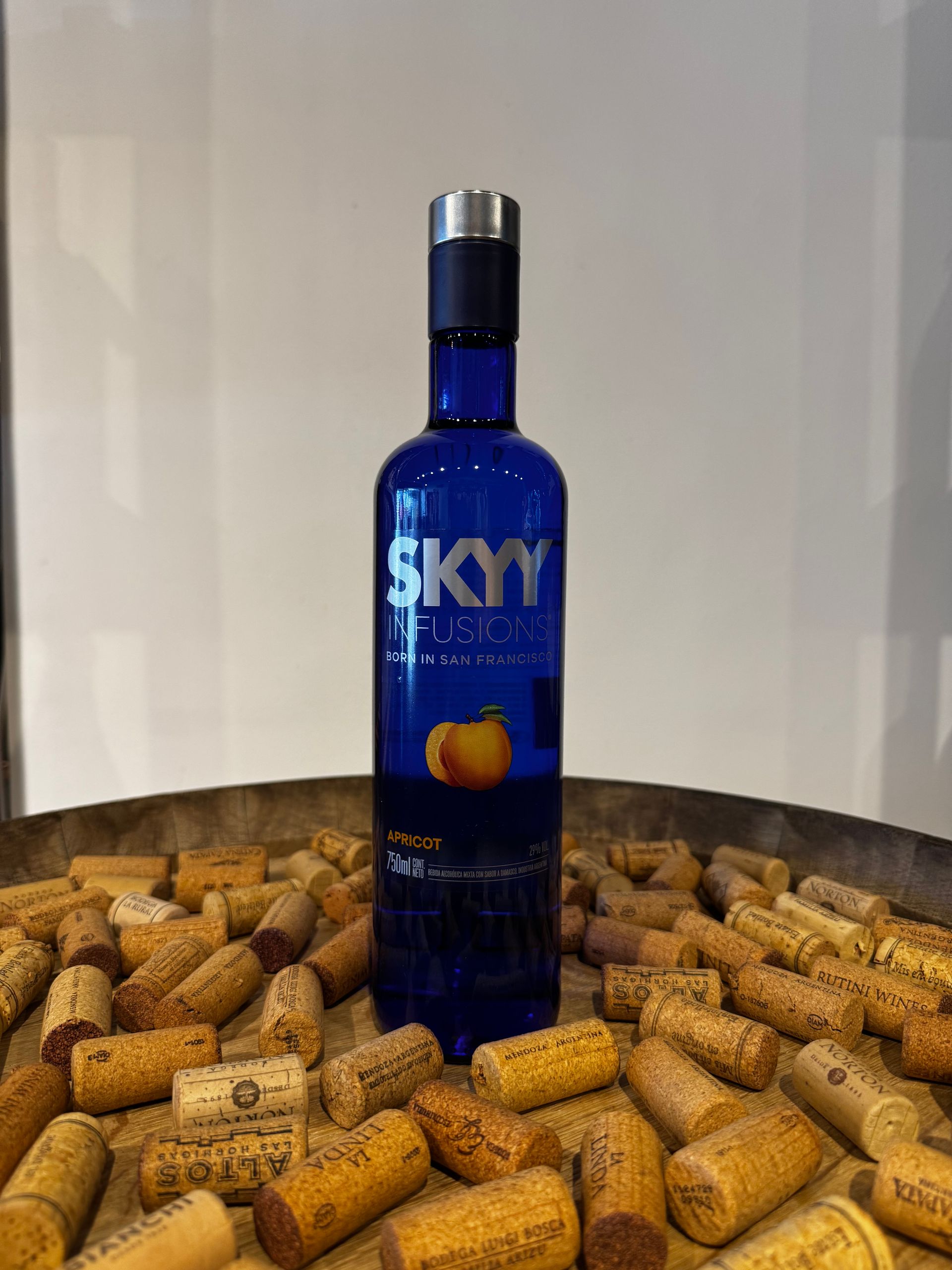 Botella de vodka Blue Skyy Fusion, centrada en corchos.
