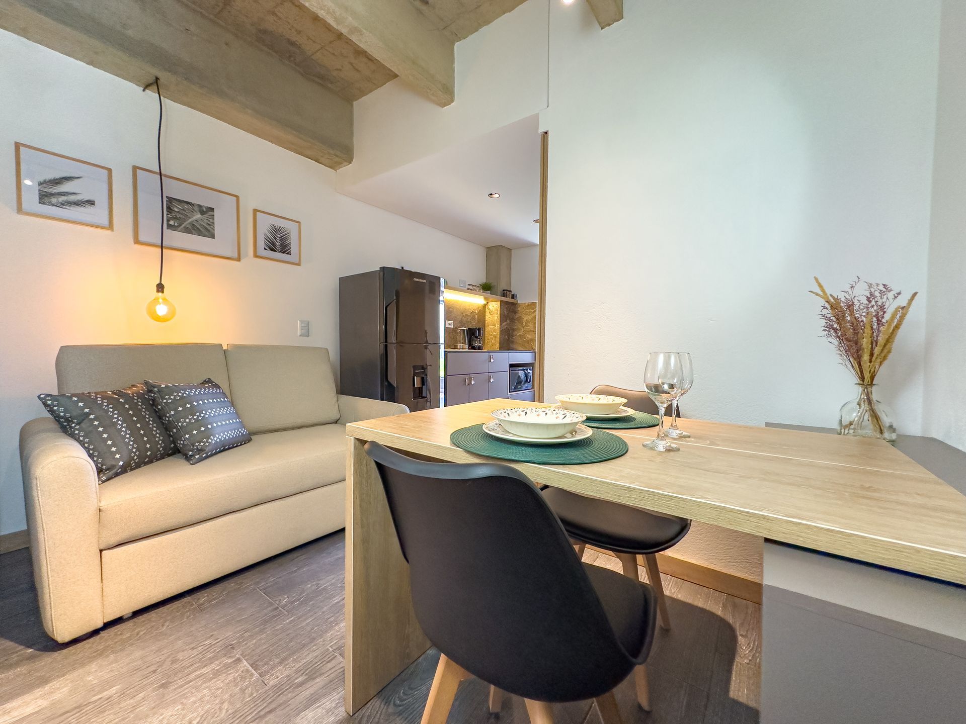 Una vista aérea de una piscina rodeada de sombrillas y sillas.