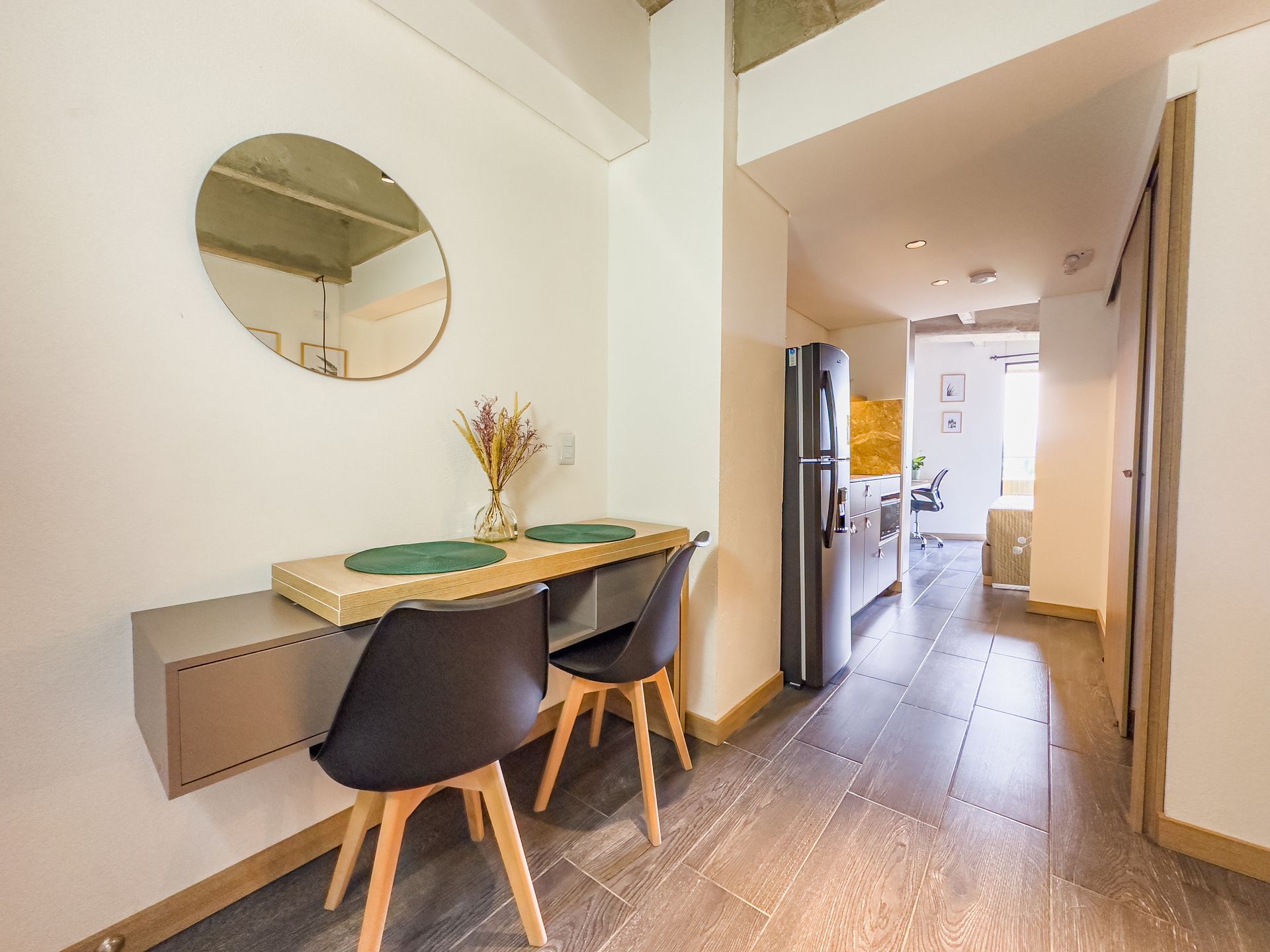 Una gran piscina rodeada de sillas y sombrillas con una playa al fondo.