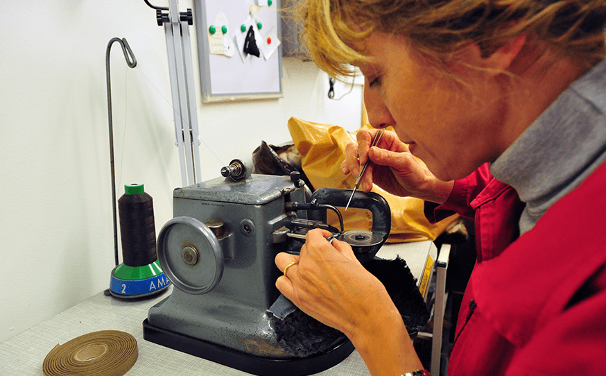 Macchina da cucire in atelier di pellicce