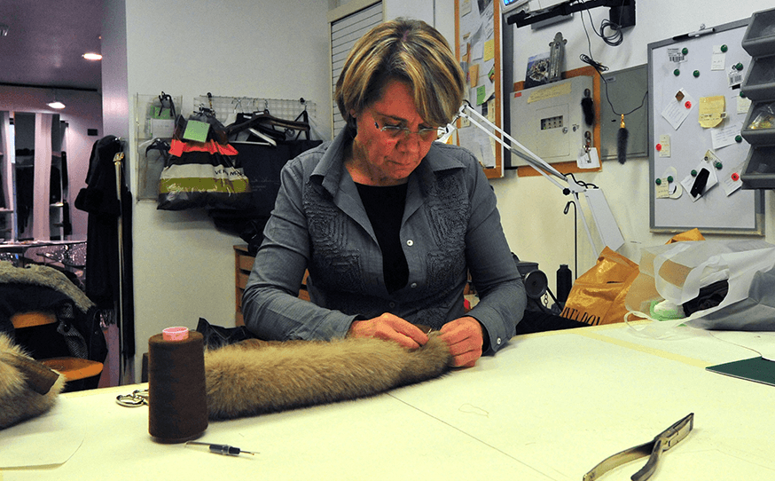 Lavorazione di cucitura sulla pelliccia