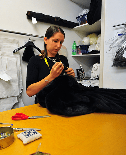 Lavorazione di rifinitura della  pelliccia artigianale