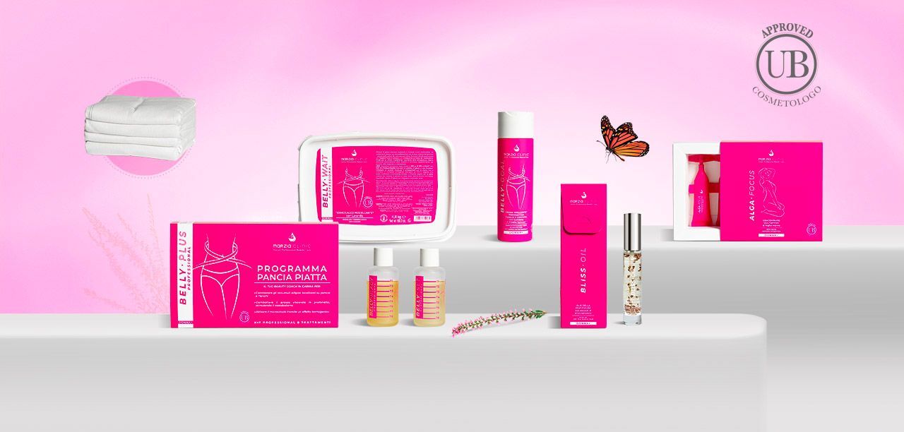 Collezione di prodotti cosmetici rosa su una superficie bianca, con una farfalla e uno sfondo rosa.