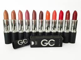 Fila di tubetti di rossetto GC in varie tonalità, con scatola e tappo coordinati.