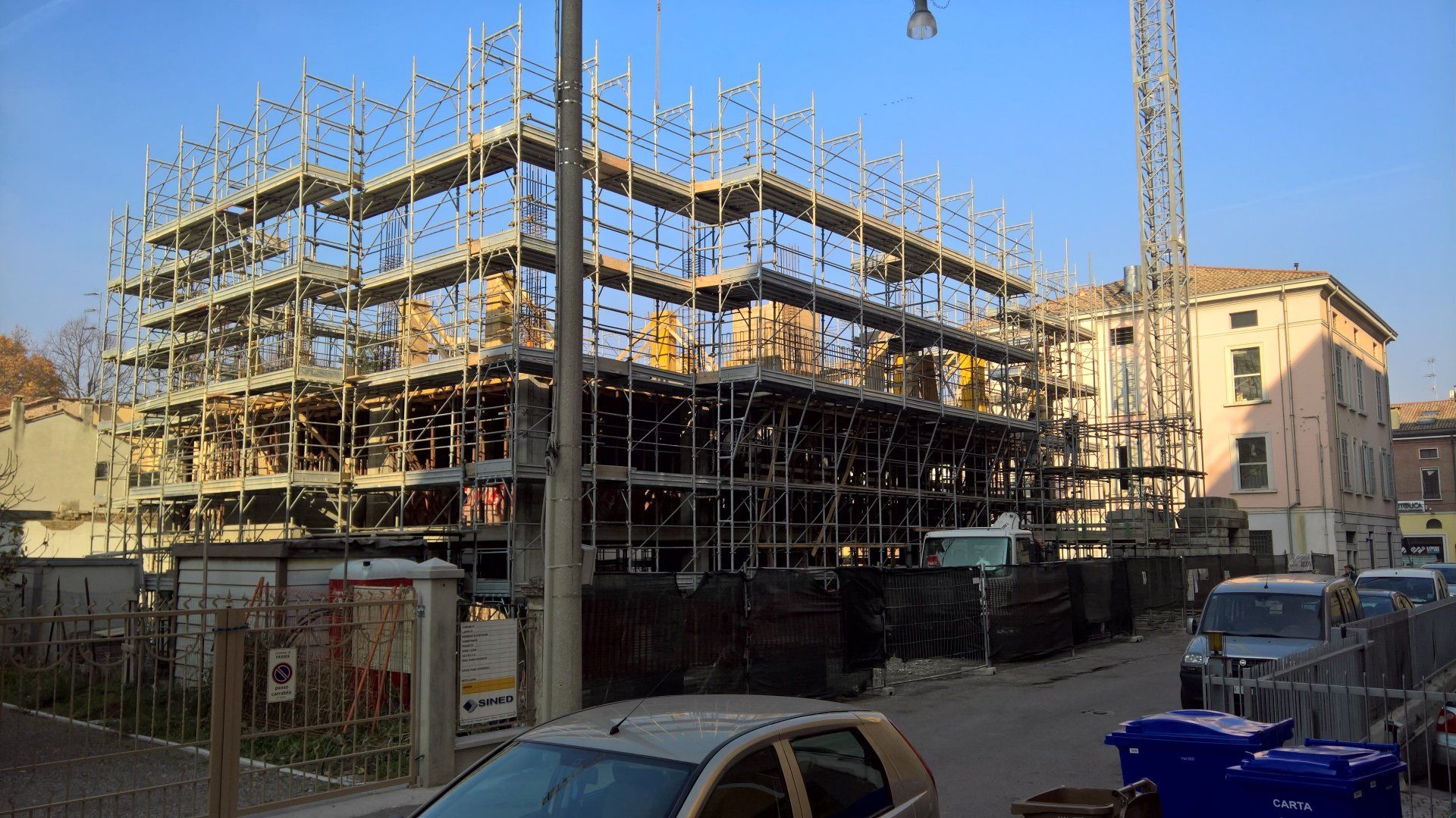 vista esterna di un edificio durante costruzione