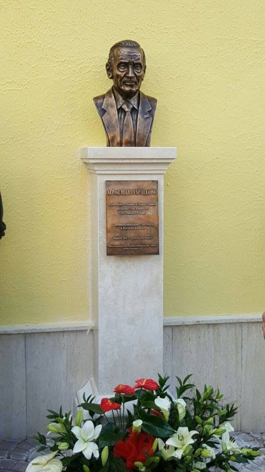 mezzo busto in bronzo commemorativo