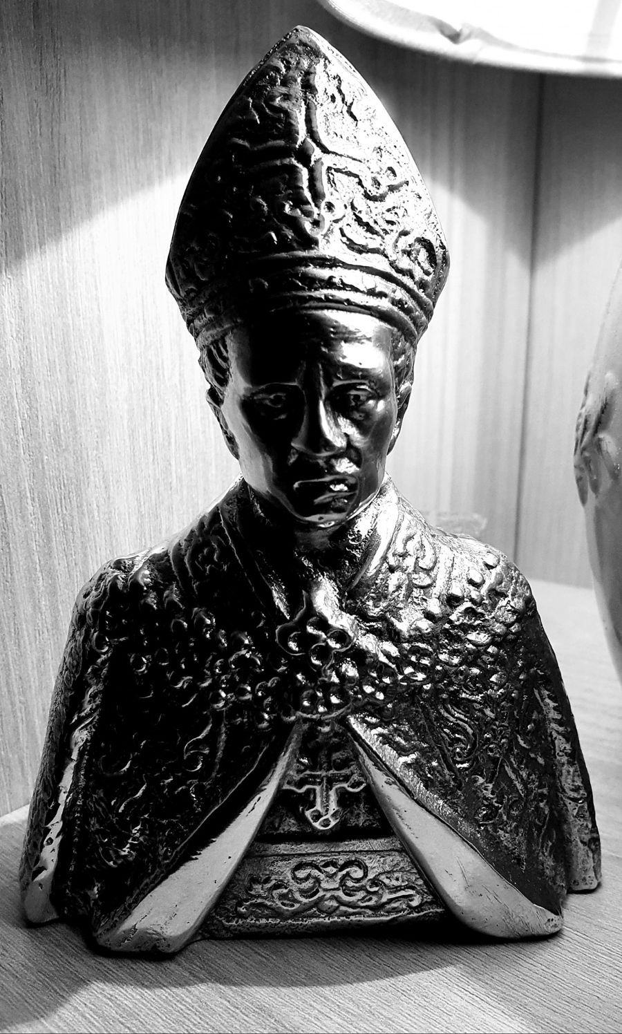 busto sacro in metallo