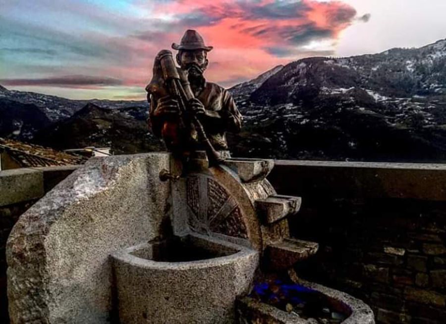 monumento in metallo