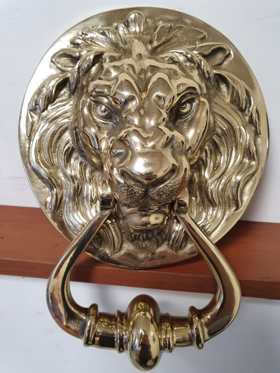 creazione in metallo a forma di testa di leone