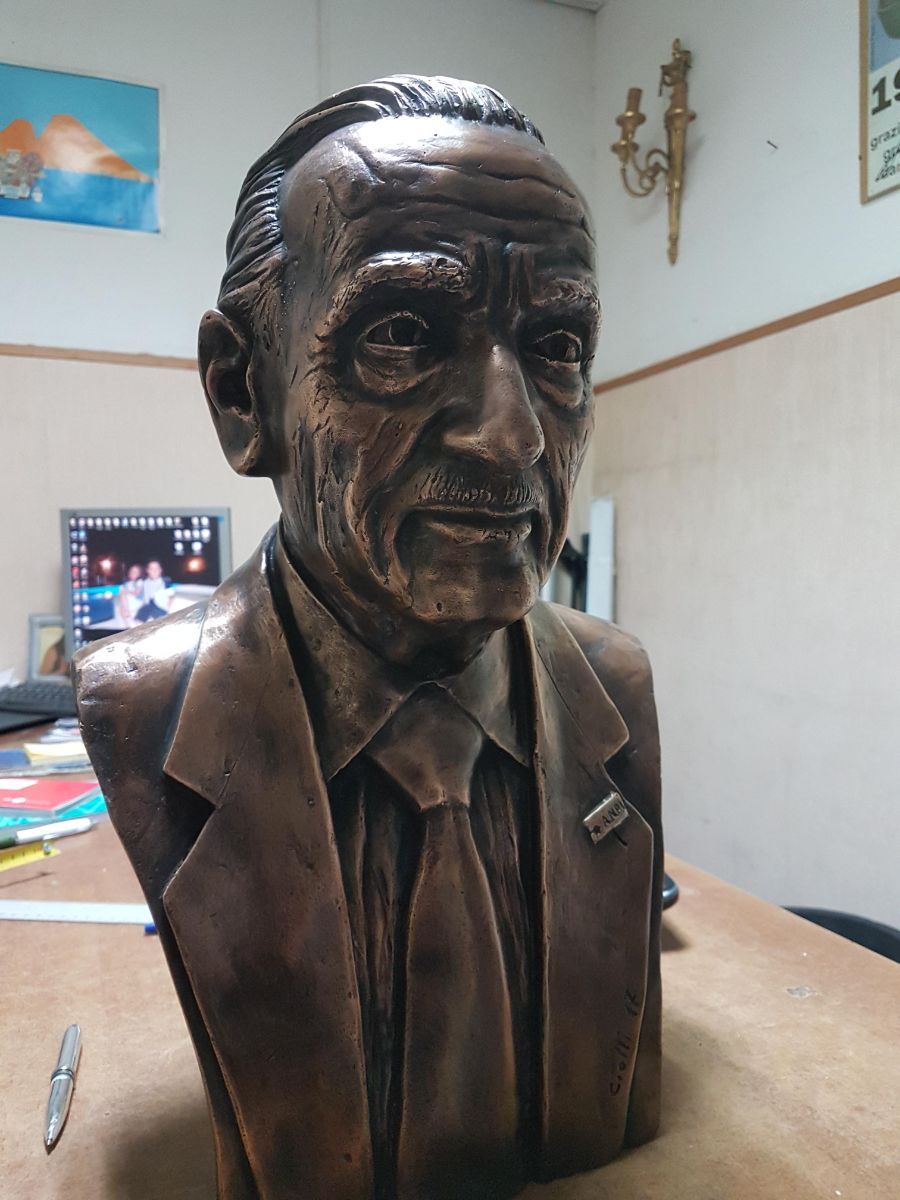 busto in metallo di lavorazione artigianale