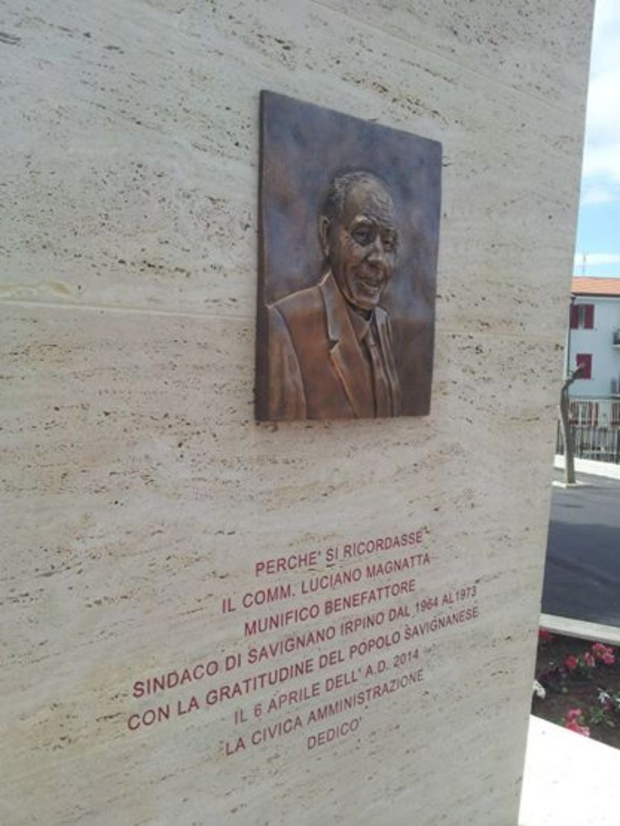 targa in metallo per monumento pubblico