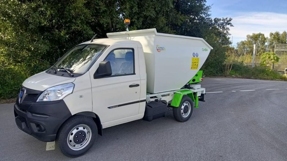 veicolo per raccolta rifiuti per città