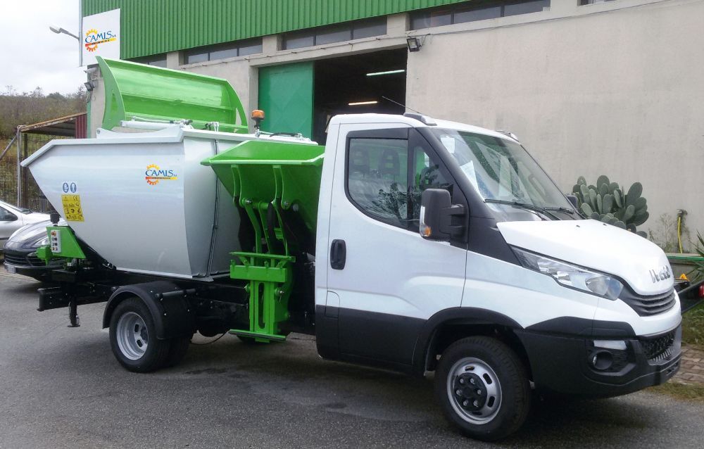 mezzo per raccolta rifiuti con vasca differenziata