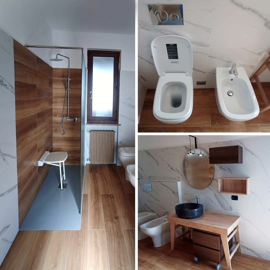 Un bagno con un water e un bidet al suo interno