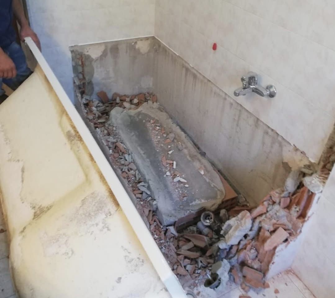 Una vasca da bagno è in fase di ristrutturazione in un bagno