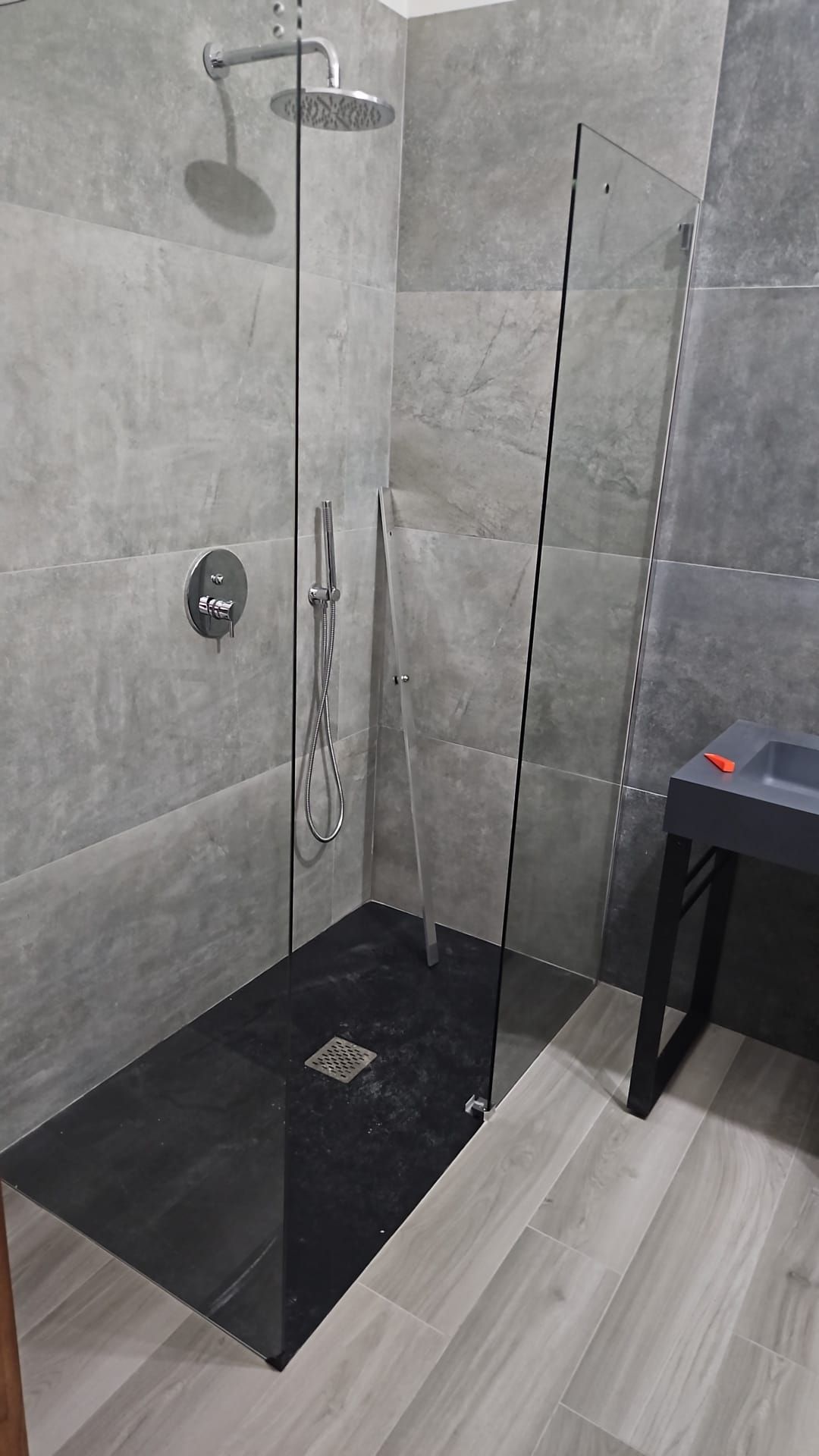 Un bagno con cabina doccia e lavandino.