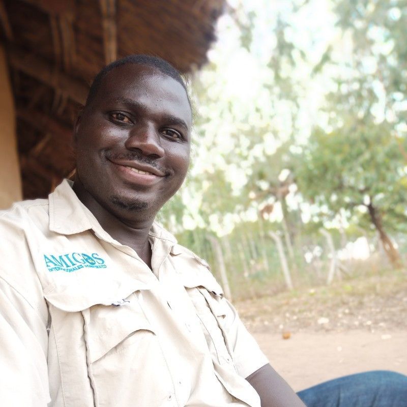 A man wearing a white shirt with the word amulas on it