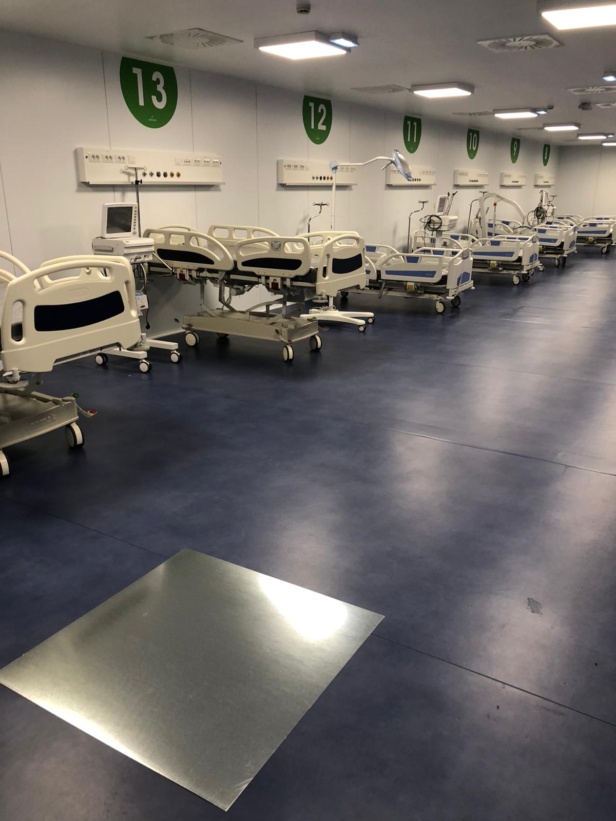 parete divisoria con i letti da ospedale a rho fiera