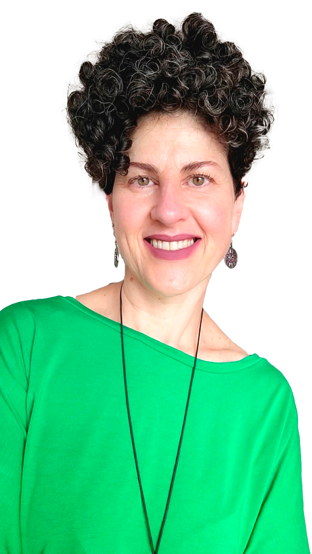 Uma mulher com cabelos cacheados está sentada em uma cadeira segurando uma tesoura.