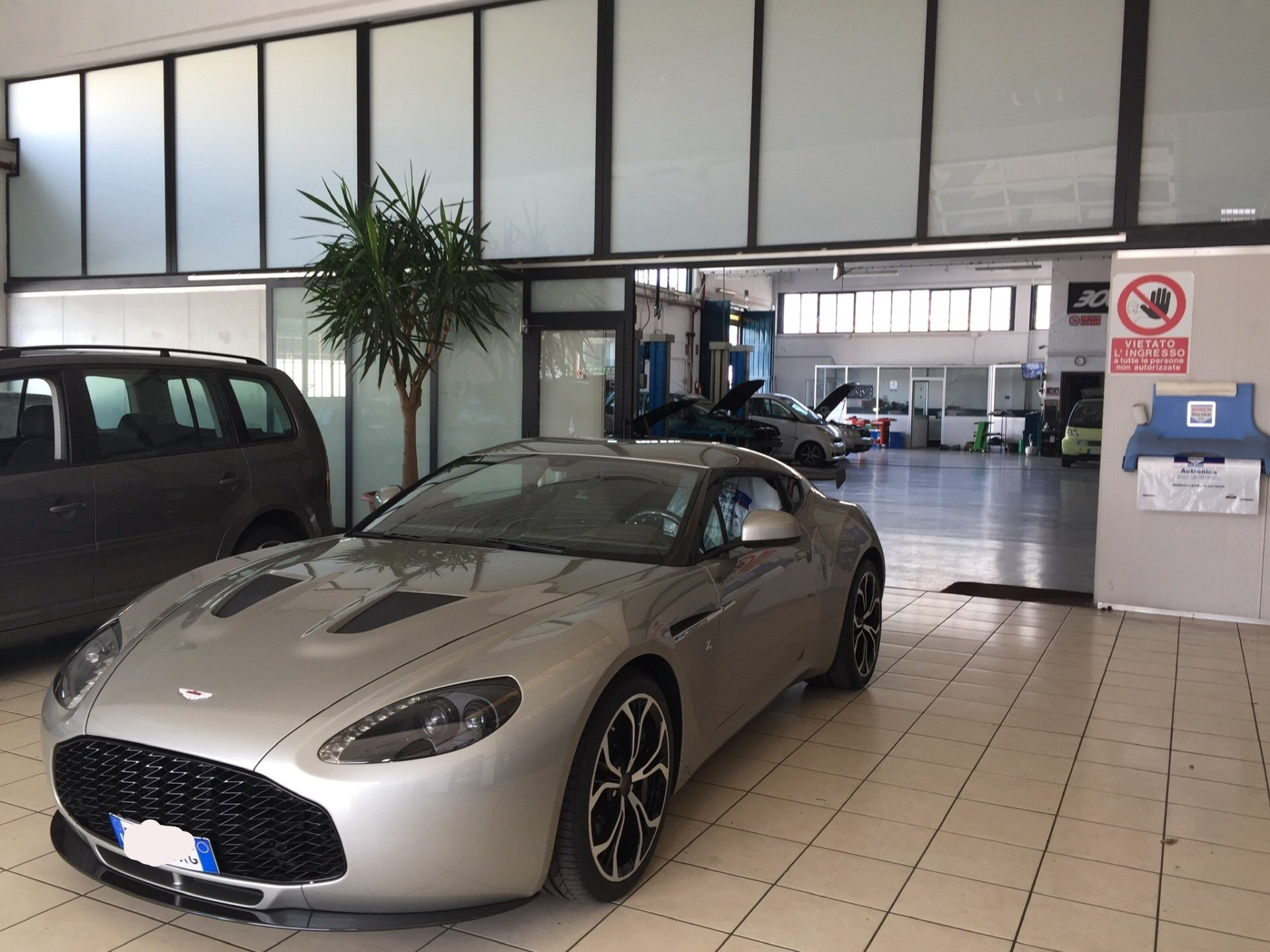 auto sportiva grigia