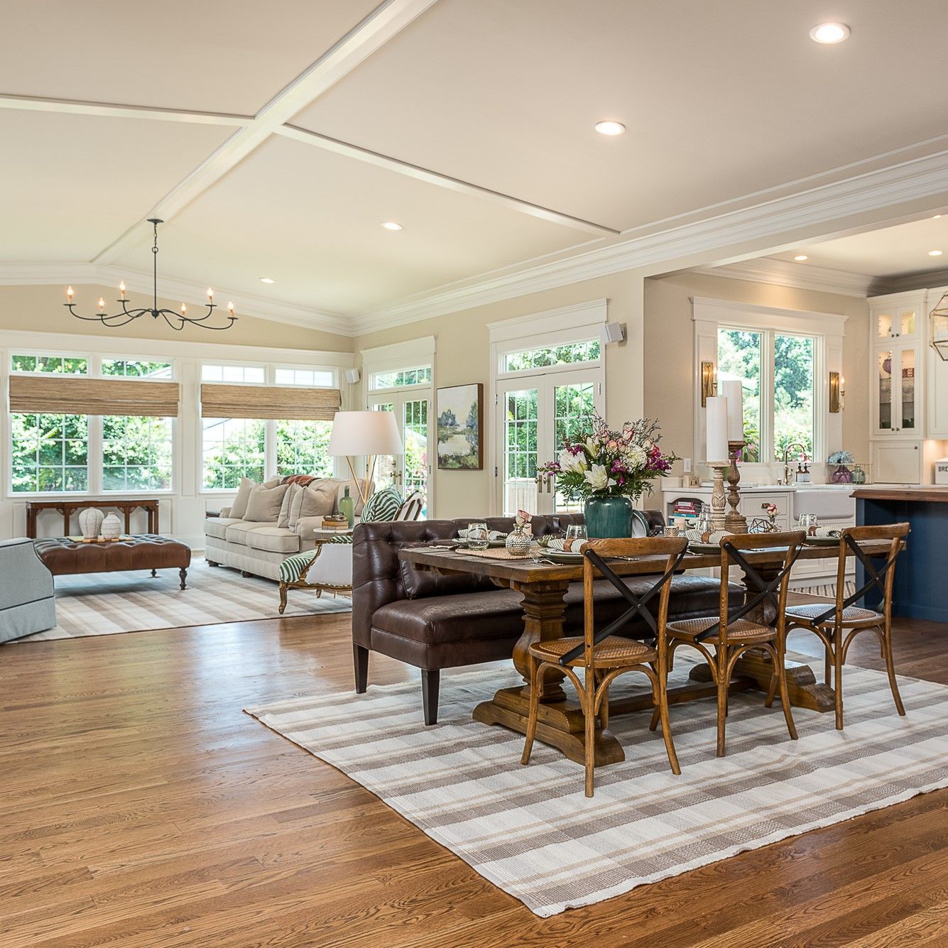 A living room with a table and chairs in it