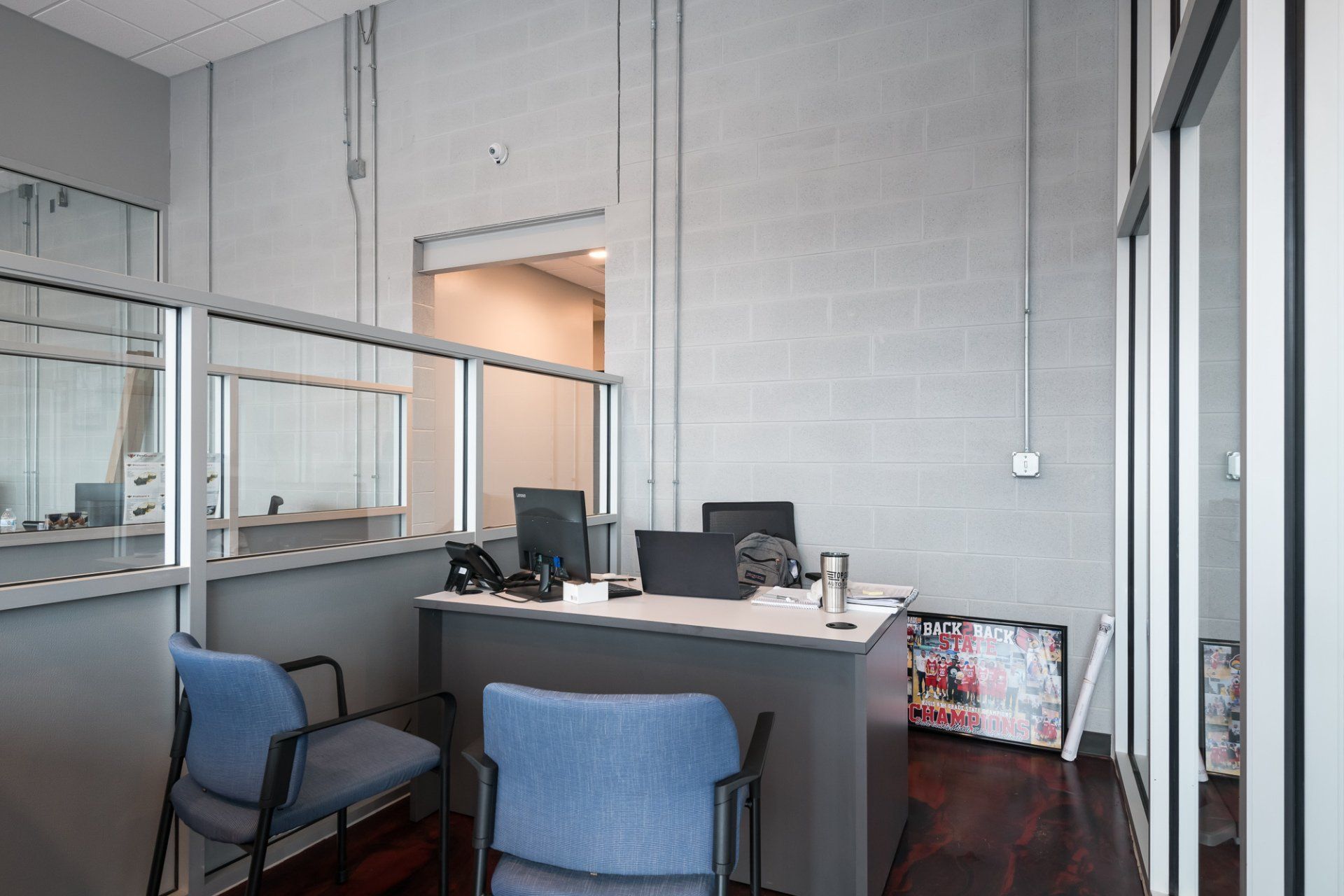 A small office with a desk , chairs and a computer.