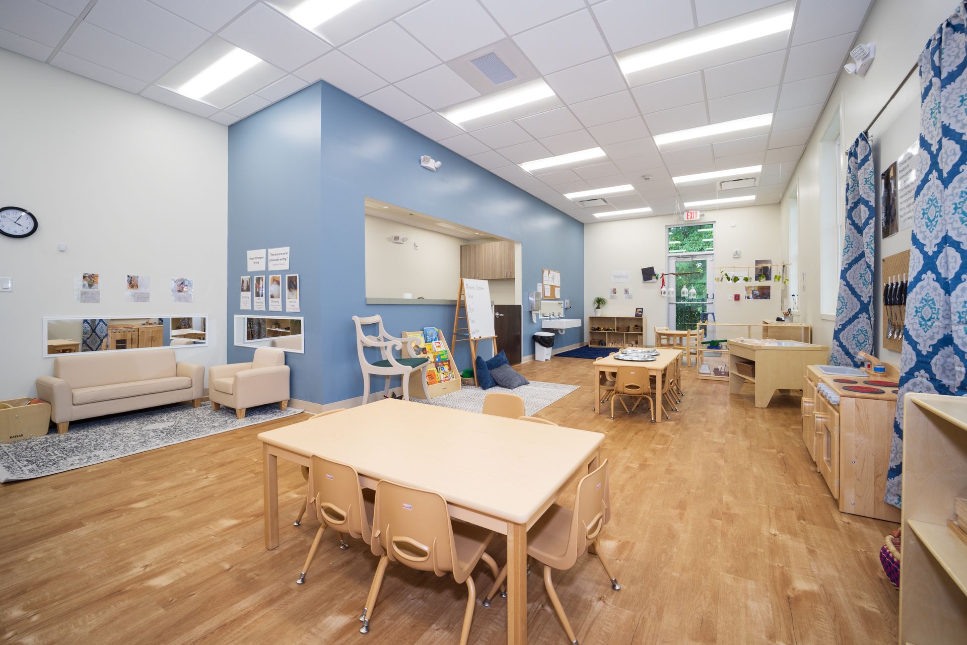 There are many tables and chairs in this room.