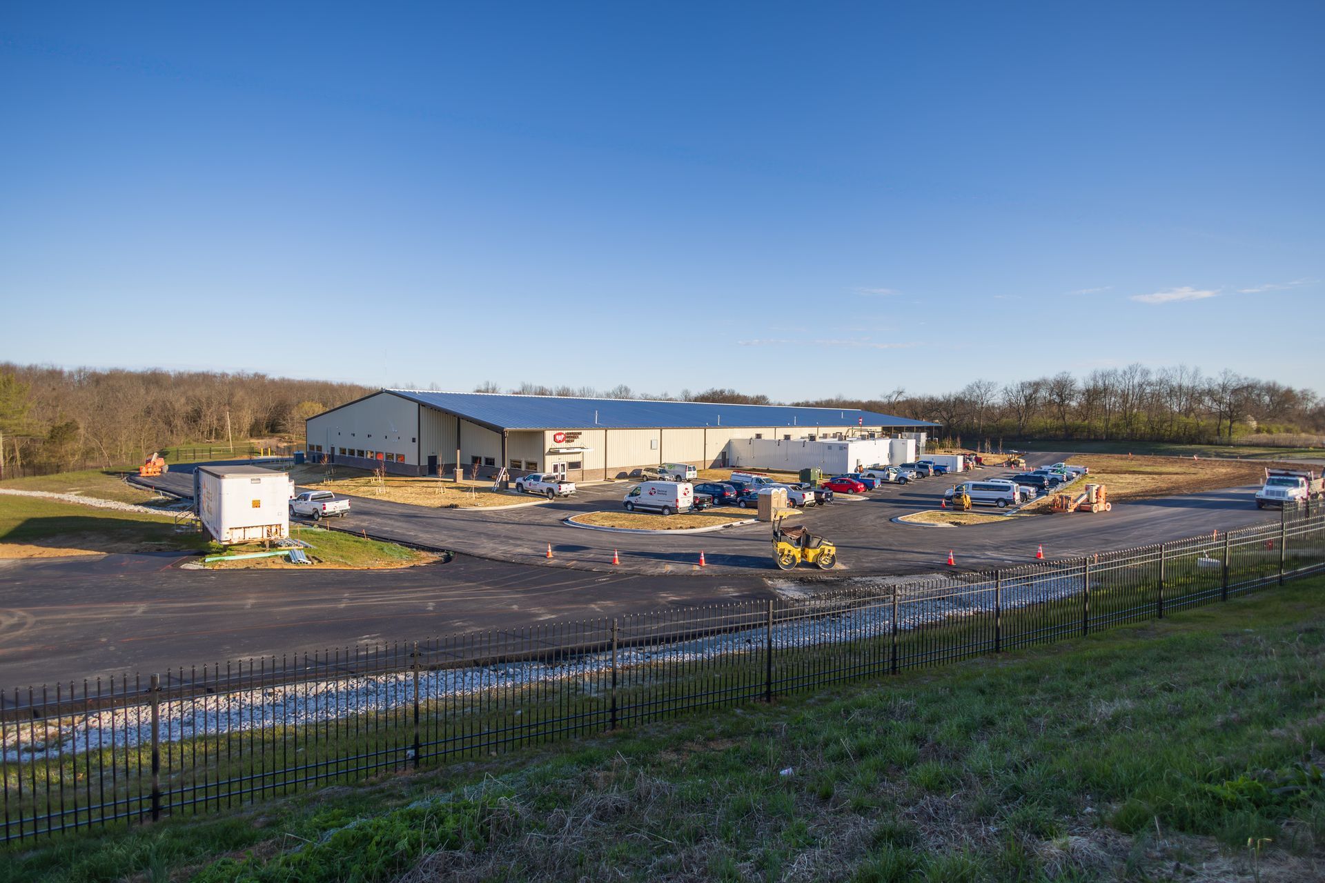 A large building with a lot of cars parked in front of it.