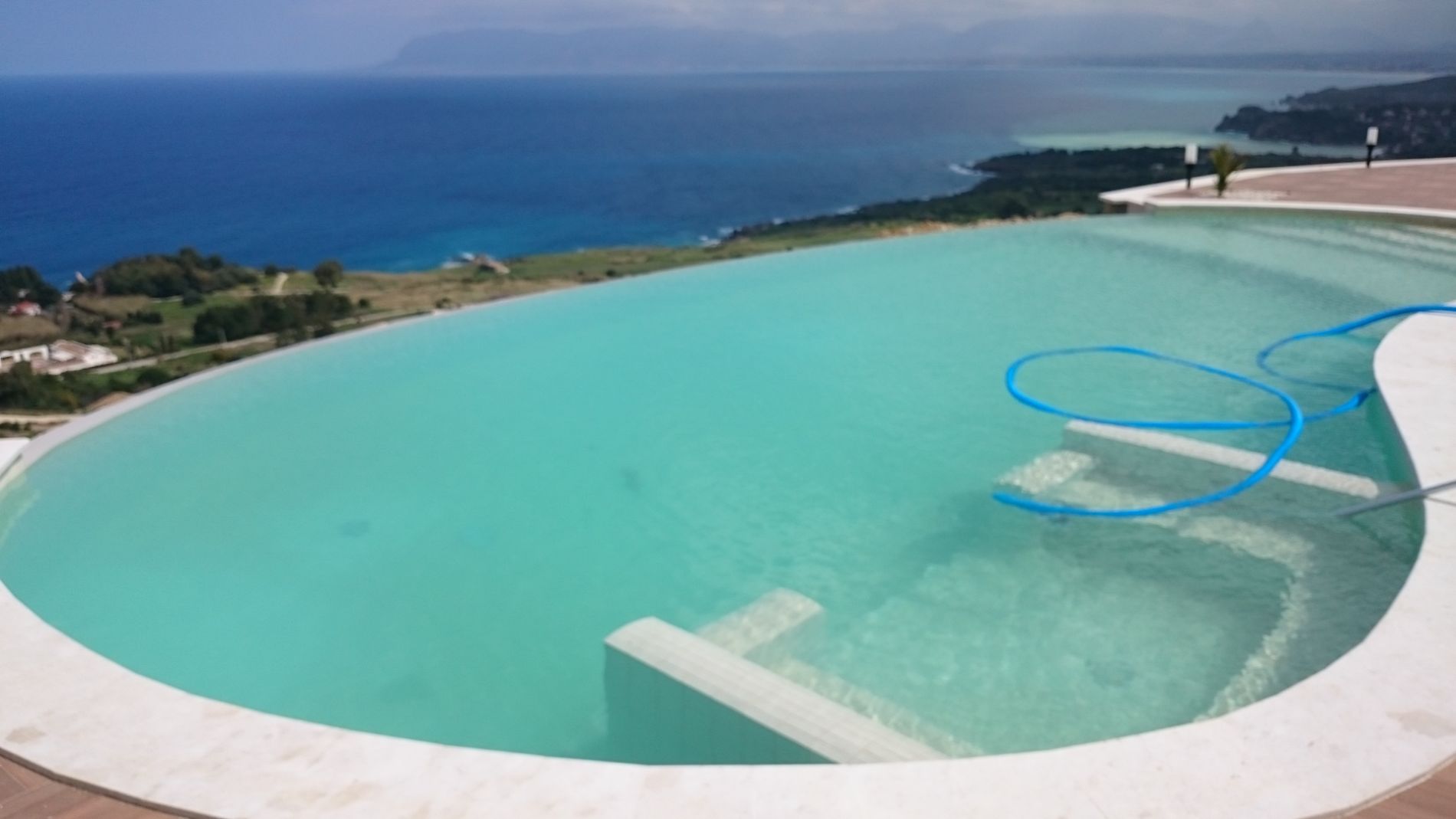 piscina a strapiombo